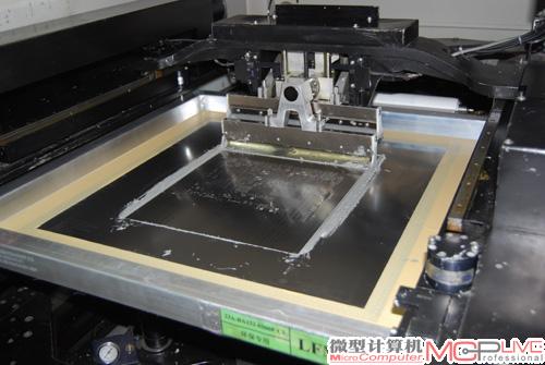 量产步骤 2：PCB上锡膏，确保料件无问题后，在PCB上涂刷一层锡膏，这是为稍后进行的贴片元件的焊接工作做准备。