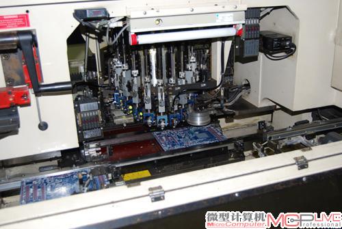 量产步骤 3：SMT贴片，将需要进行贴片安装的诸如显示核心、显存、PWM芯片等元器件“贴”在PCB上。例如上图中的GTX 580，它拥有顶级的图形核心，是当下《战地3》等游戏大作的好搭档，对SMT贴片机的性能要求就比较高。在这方面，PCPartner拥有60条高速SMT贴片机，可以满足此类高端图形核心的贴片工艺需求。