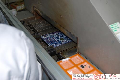 量产步骤 4：回流焊，将“贴在”PCB上的元器件进行焊接，使焊锡与元件的焊点融合。