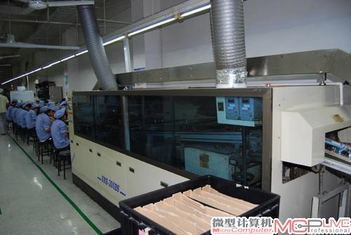 量产步骤 7：波峰焊，用于供电并连通DIP元件，让PCB 板在滚烫的锡水上划过。PCPartner的波峰焊是全无铅设备，符合RoHS要求的无铅工艺。当然，在上述焊接步骤之后，一些元器件还可能存在焊接上的问题，此时需要人工补焊。