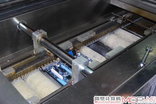 量产步骤 8：PCB清洗，为了符合环保认证，显卡需要在出厂前进行物理方式的PCB清洗（纯净水+毛刷）。