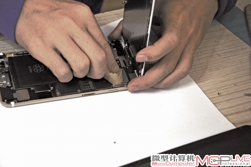 手机内部安装完成后,还需要用清洁布擦干净留下的指纹。 手机内部安装完成后,还需要用清洁布擦干净留下的指纹。